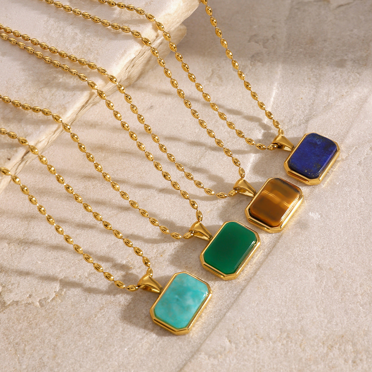 Collana con ciondolo minimalista in occhio di tigre geometrico in acciaio inossidabile con finitura placcata per donna