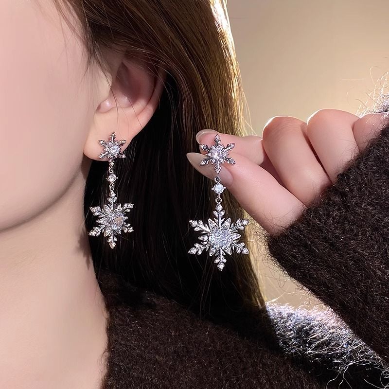 Pendientes de copo de nieve de circonita estilo lujoso para mujer con postes de acero inoxidable y base de cobre