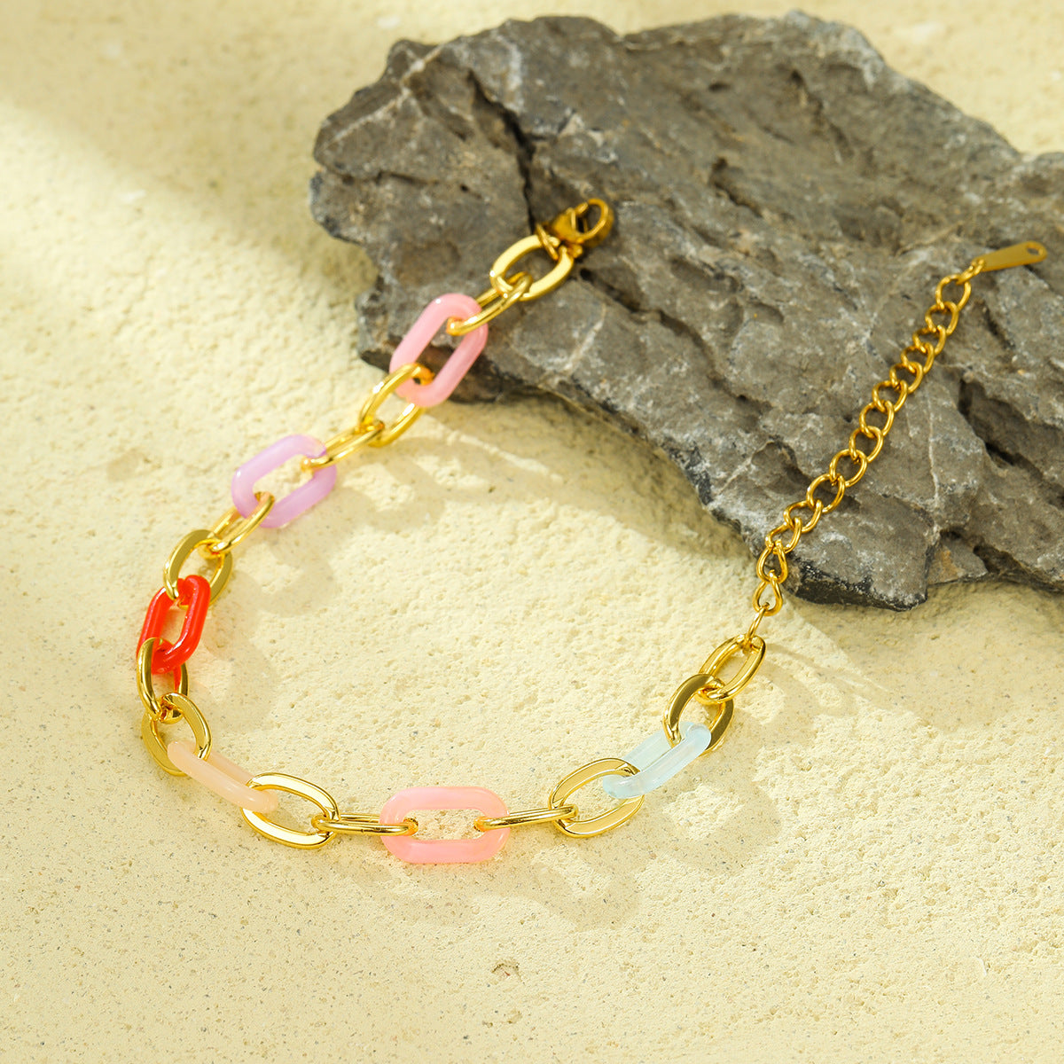 Pulsera minimalista de eslabones gruesos de acero inoxidable para mujer con acabado chapado