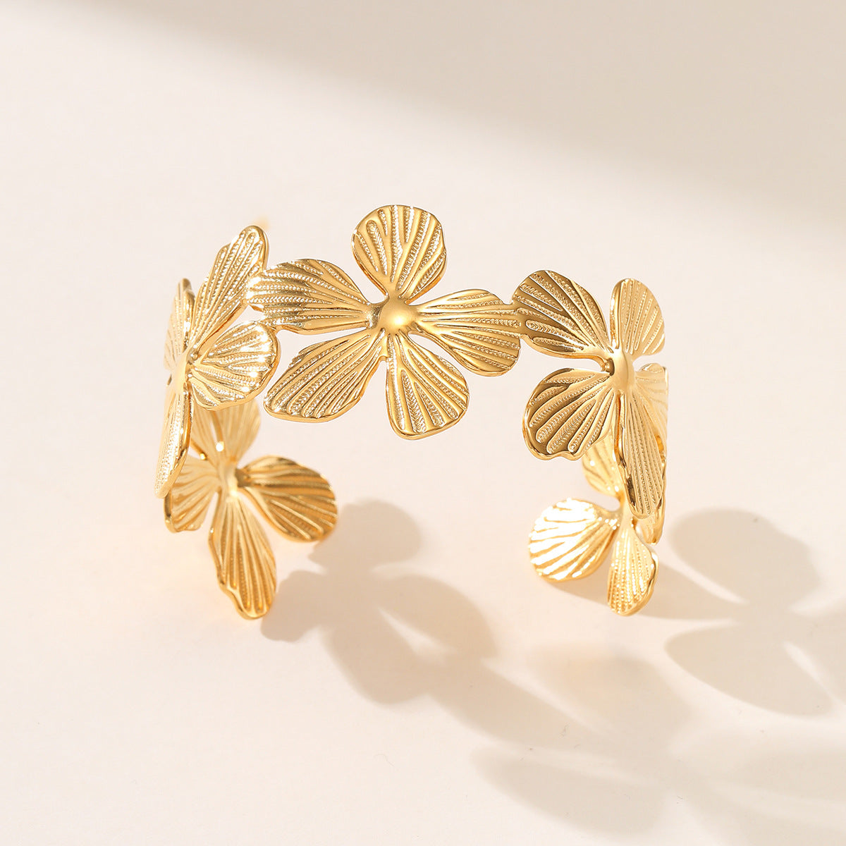 Pulsera de acero inoxidable chapado en oro de 18 quilates con pétalos de flores de moda para mujer
