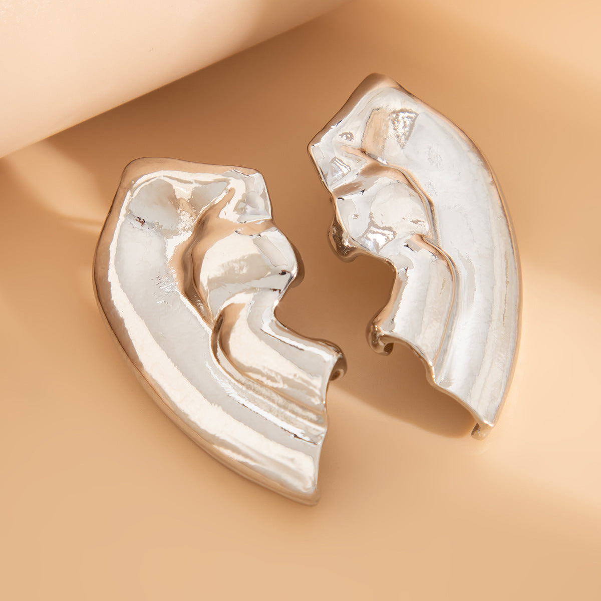 Pendientes de tuerca minimalistas geométricos irregulares con forma de concha de abanico, aleación chapada en oro con postes de acero inoxidable para mujer