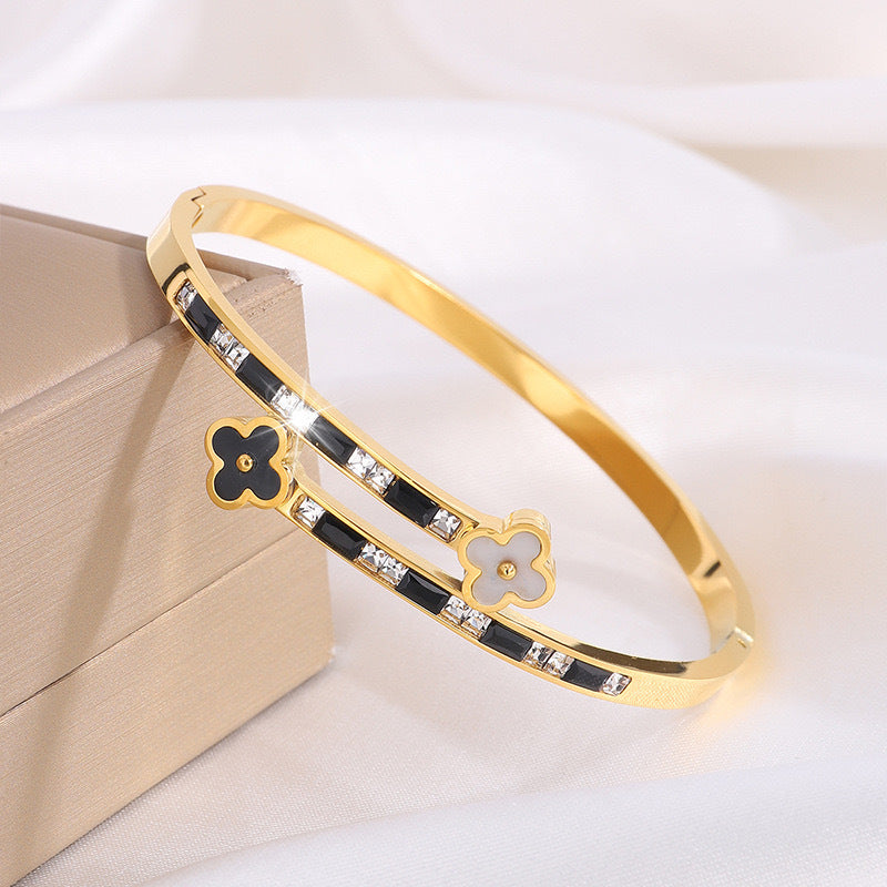 Bracciale Minimalista da Donna a Trifoglio a Quattro Foglie in Acciaio Titanio Placcato, Regolabile con Intarsio di Strass