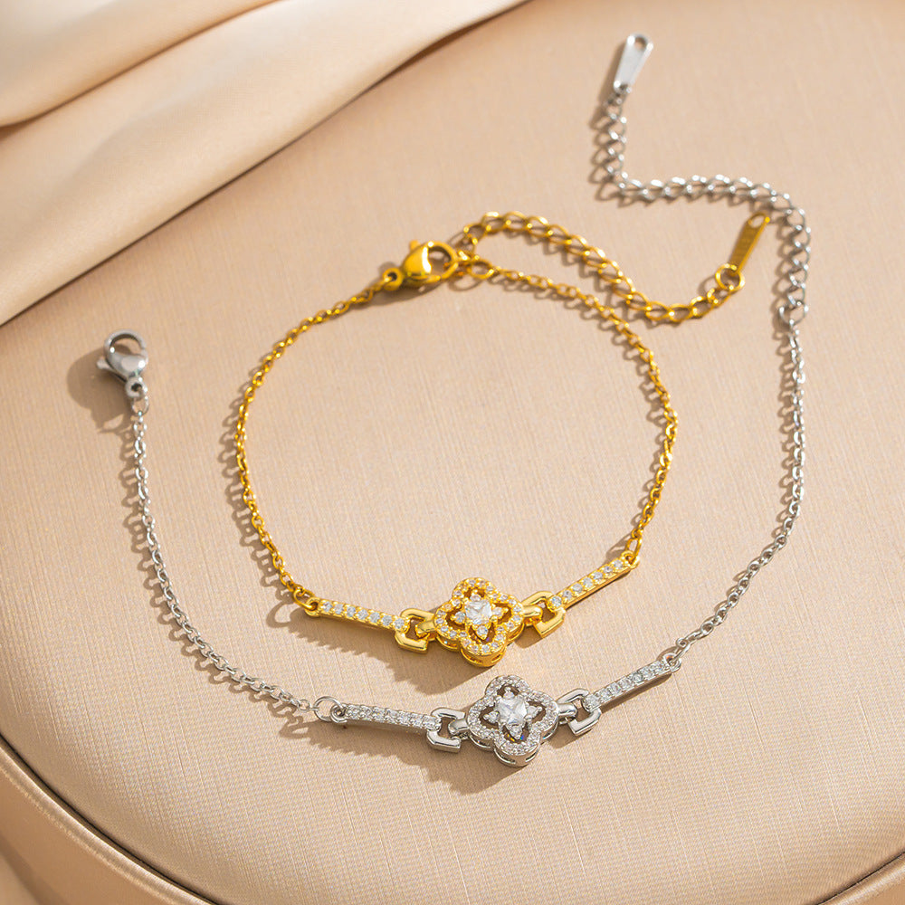 Bracciale di Lusso a Quadrifoglio da Donna in Rame Placcato Oro con Motivo Floreale e Dettaglio di Catena Delicata