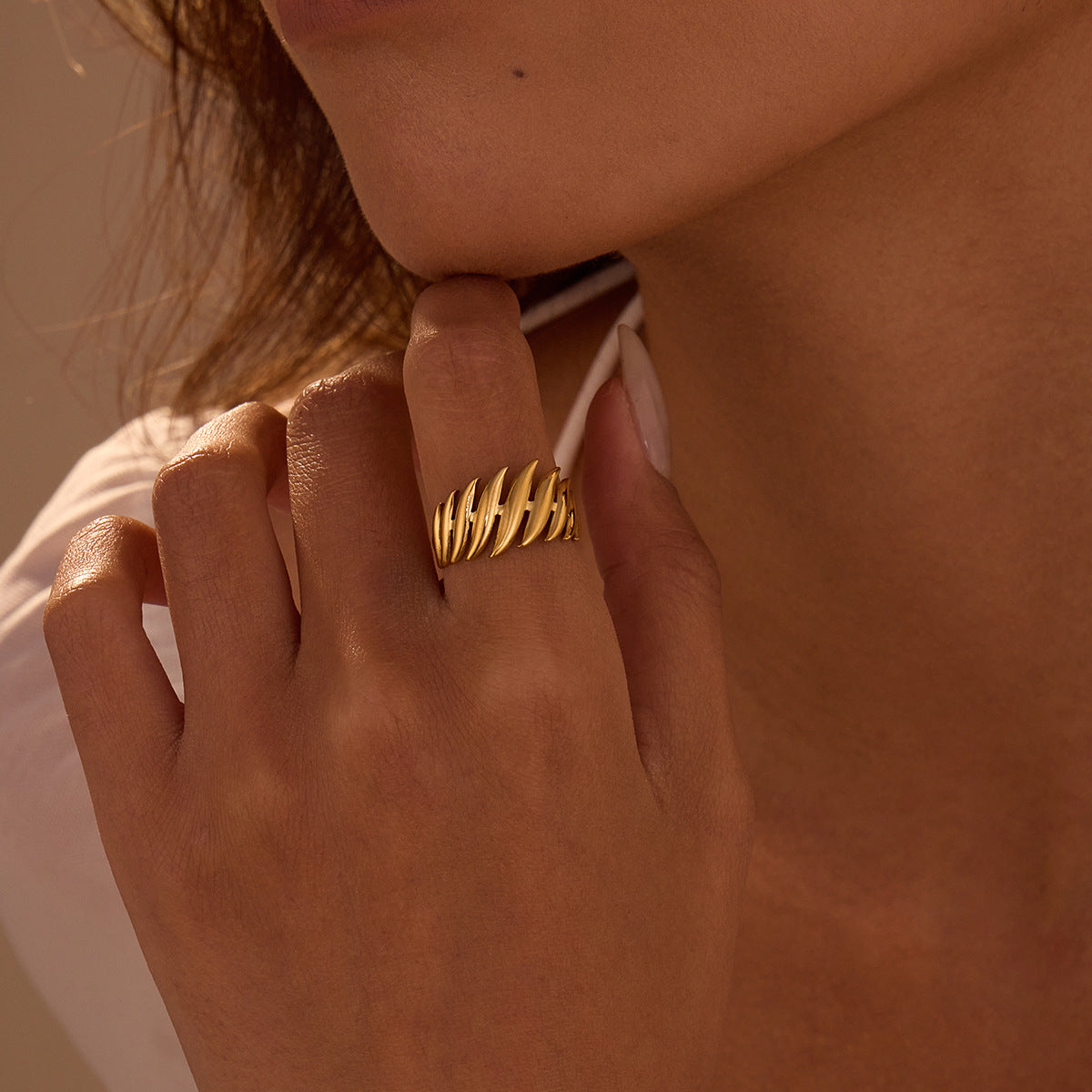 Anillo minimalista de acero de titanio con forma de hoja y chapado en oro de 18 quilates para mujer