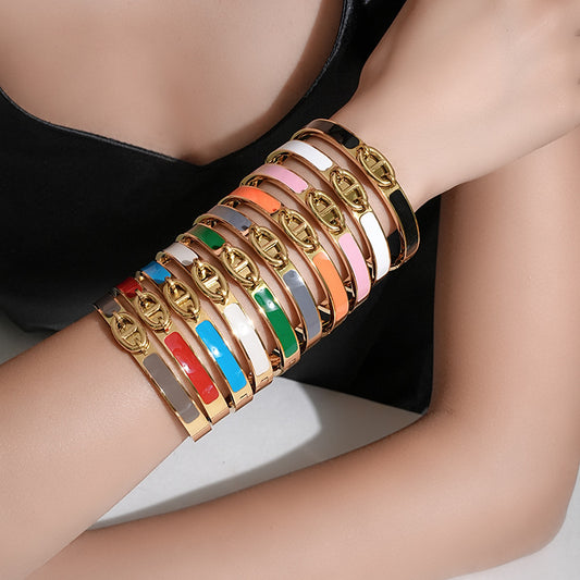 Bracciale da donna in acciaio al titanio placcato oro 18 carati con design a naso di maiale, lusso minimalista