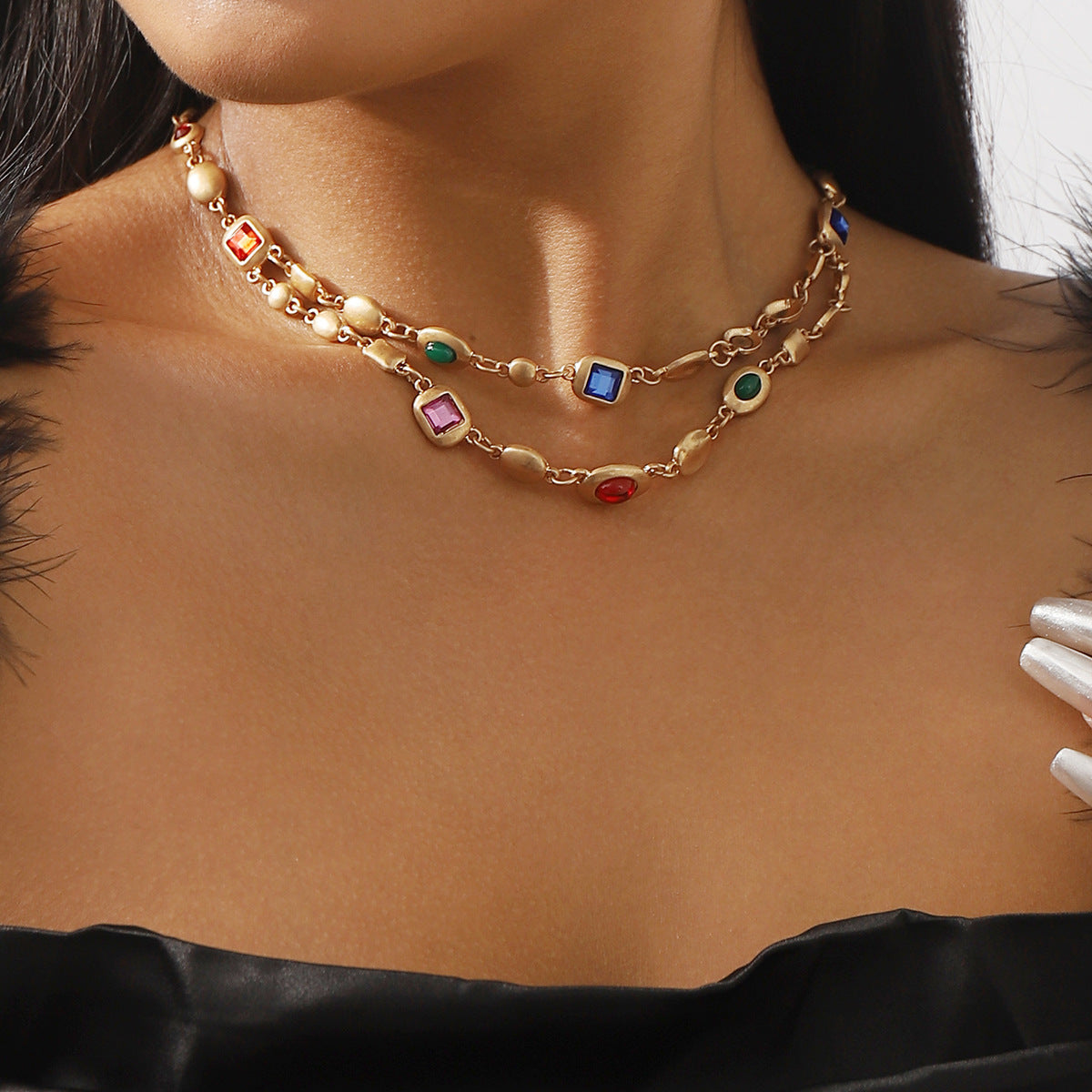 Collar de Doble Capa Geométrico de Inspiración Vintage para Mujer con Base de Aleación e Incrustaciones de Pedrería, Acabado Galvanizado, Cadena Delicada con Medallón