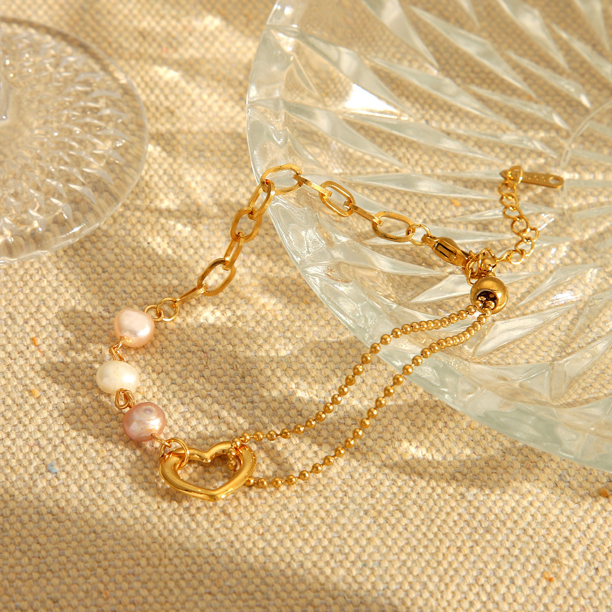 Bracciale da donna in acciaio inossidabile a forma di cuore stile vintage con inserti in perle e finitura placcata