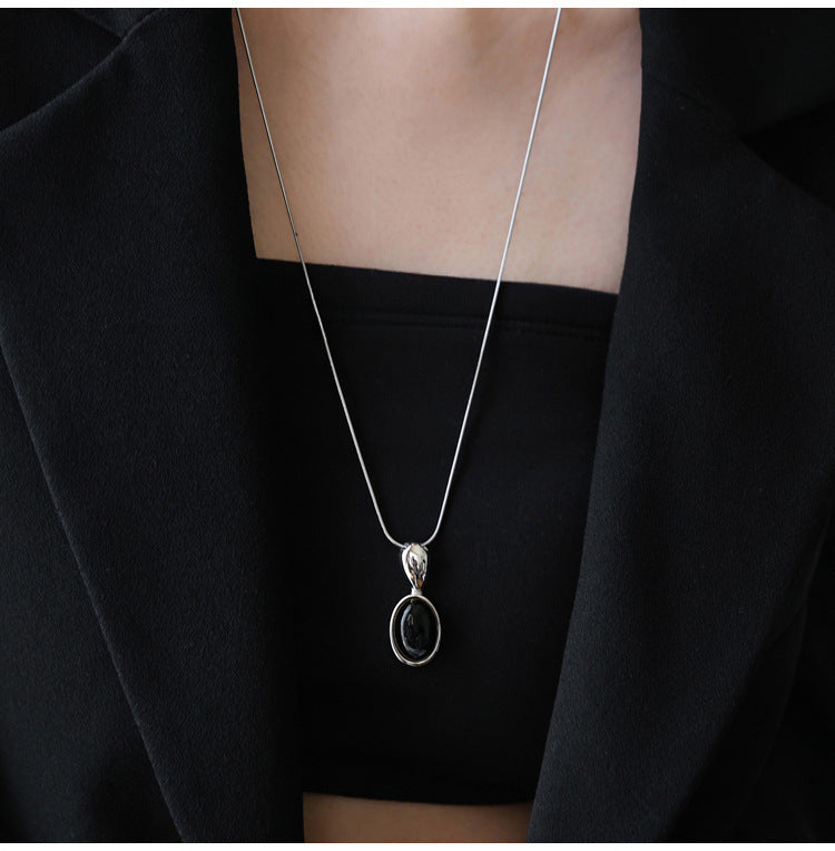 Collana con Pendente Geometrico Minimalista da Donna in Lega con Finitura Elettroplaccata — Catena Leggera per Maglione, Accessorio di Lusso Versatile
