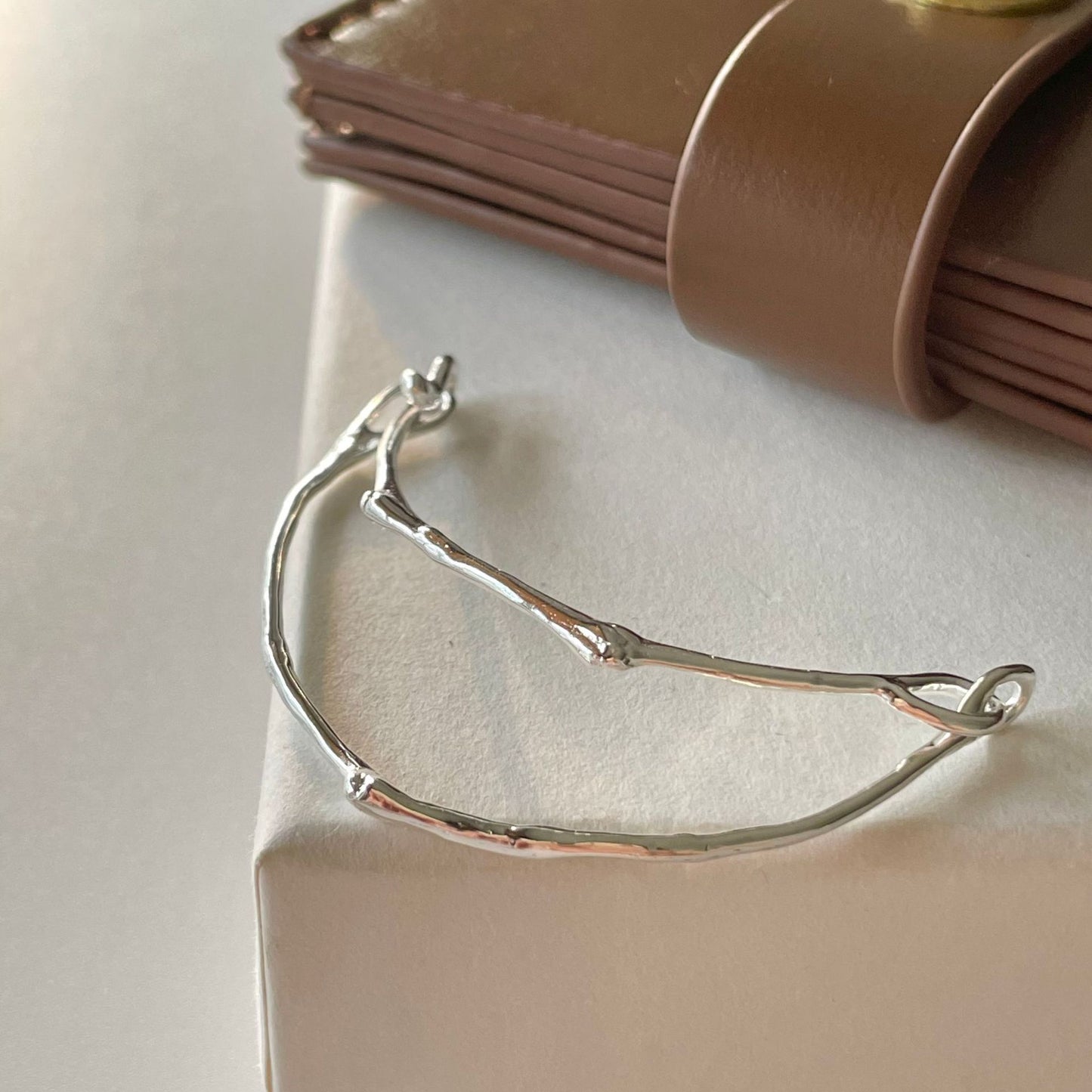 Pulsera Minimalista Irregular de Plata de Ley S925 con Acabado Texturizado