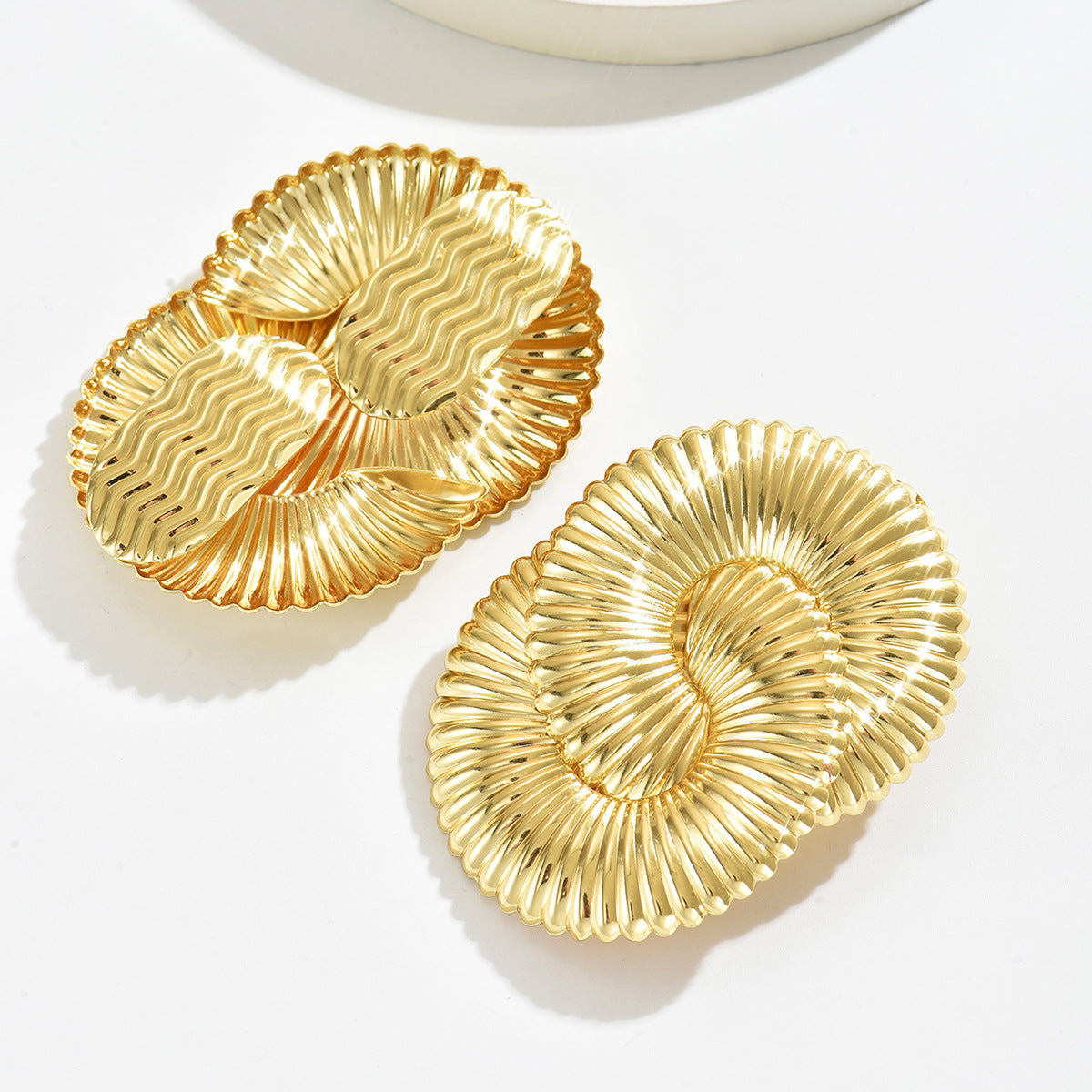 Pendientes geométricos de aleación de zinc galvanizados para mujer con diseño de textura curva atrevida y estilo chic minimalista
