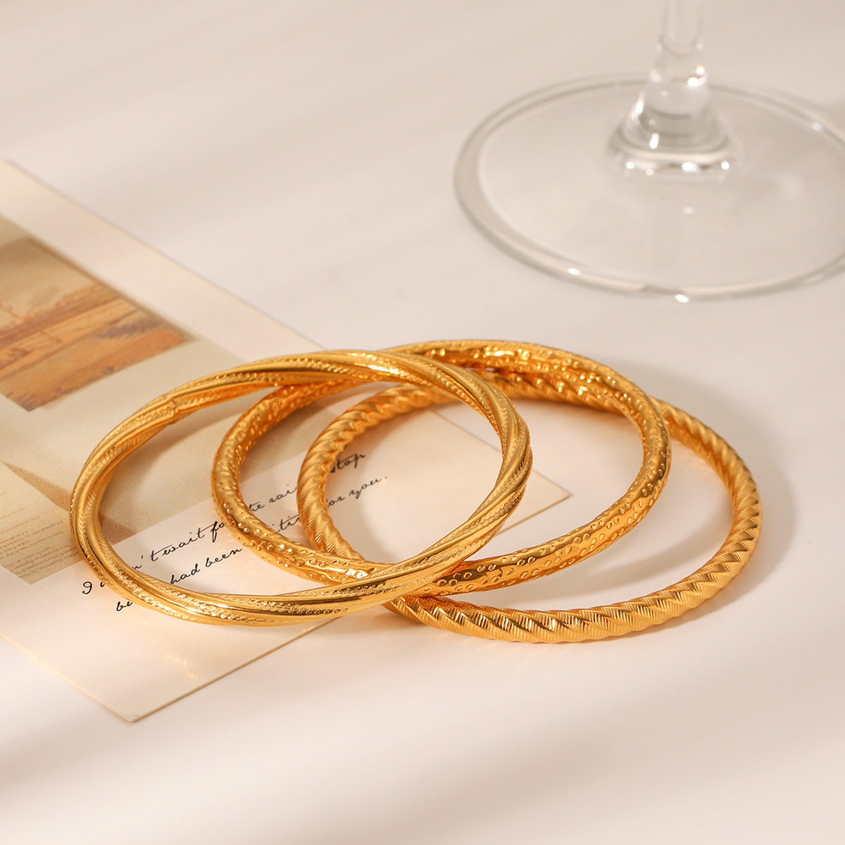 Bracciale da donna in acciaio inossidabile testurizzato cavo minimalista con finitura placcata