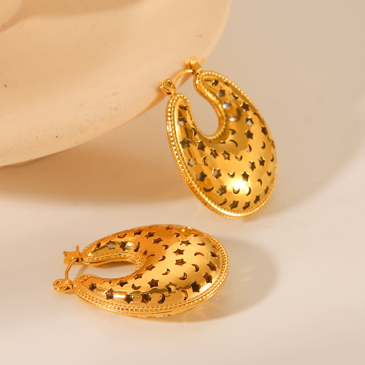 Pendientes minimalistas de acero inoxidable con diseño geométrico de estrella y luna para mujer con acabado chapado