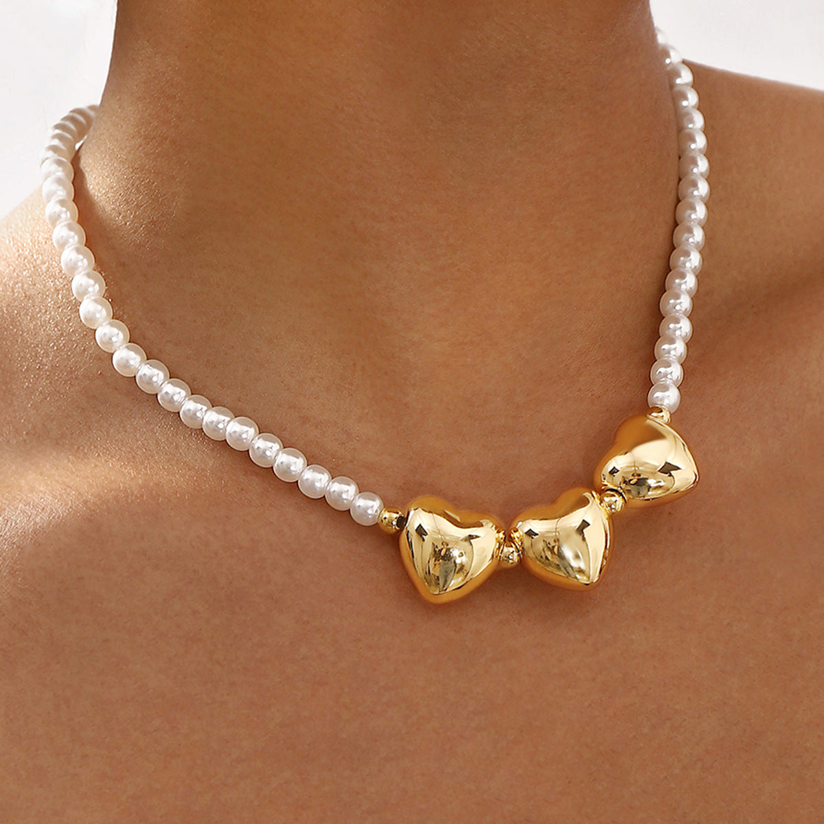 Collar vintage con colgante de corazón estilo perla barroca para mujer con acabado chapado y cadena a la clavícula