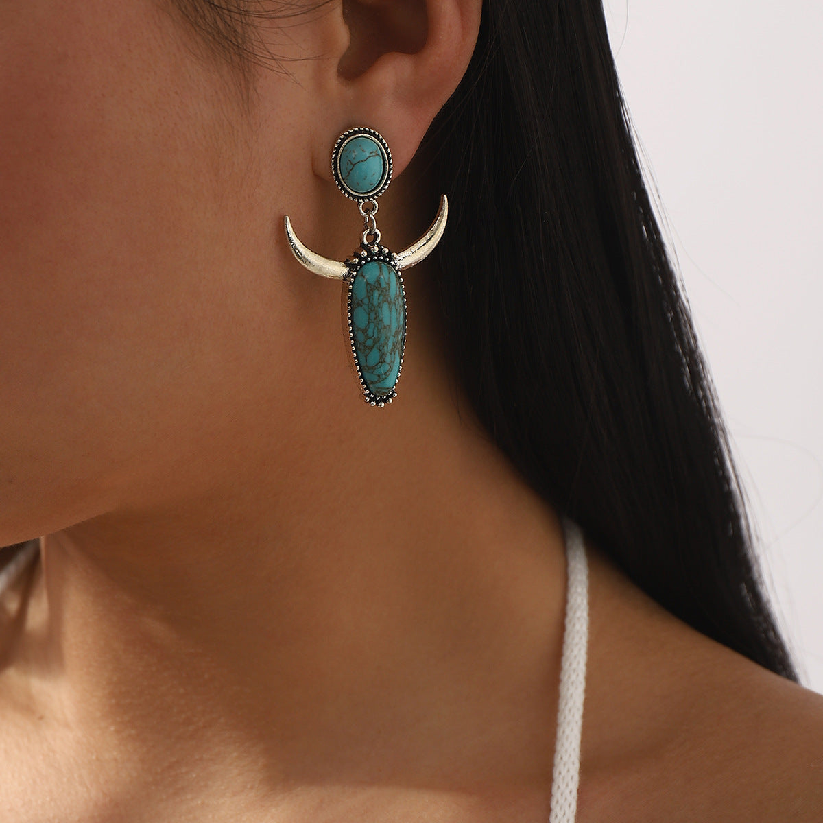 Pendientes bohemios de turquesa con cabeza de toro geométrica para mujer con base de aleación y acabado chapado