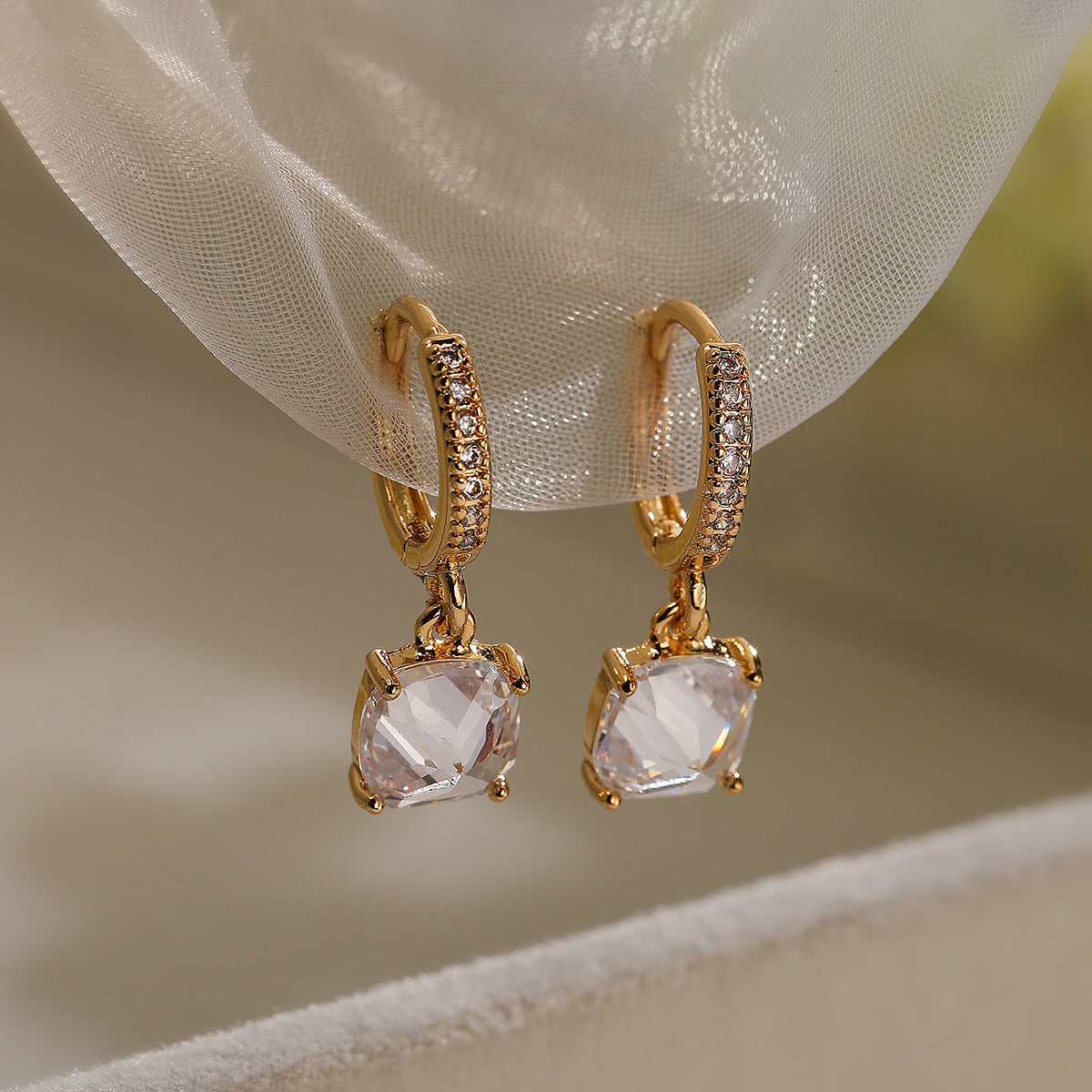 Orecchini geometrici minimalisti in rame con placcatura in oro vero e accenti in zirconia per donna