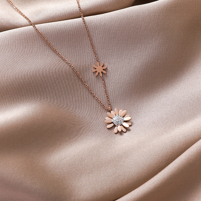 Collana pendente con margherita minimalista da donna in acciaio al titanio con placcatura sottovuoto e design a catena a O
