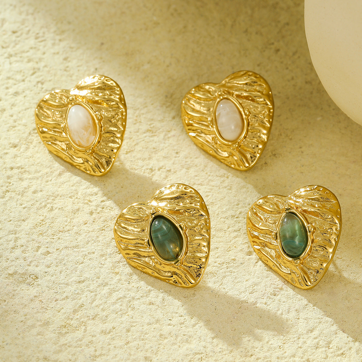 Orecchini a perno a forma di cuore in acciaio inossidabile stile vintage con intarsio in pietra naturale e finitura placcata