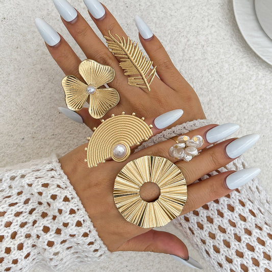 Anillo ajustable estilo Ins con forma de flor y hoja, perlas de imitación galvanizadas y detalle de plumas rizadas