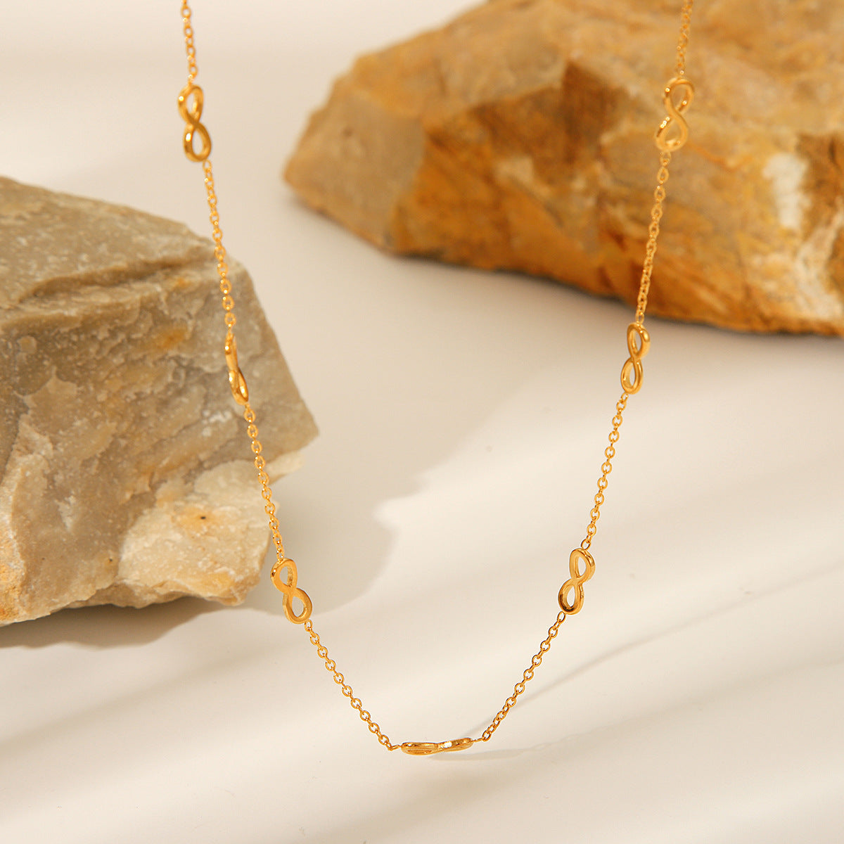 Collana con Ciondolo Numerico Geometrico Minimalista da Donna in Acciaio al Titanio Placcato Oro 18K