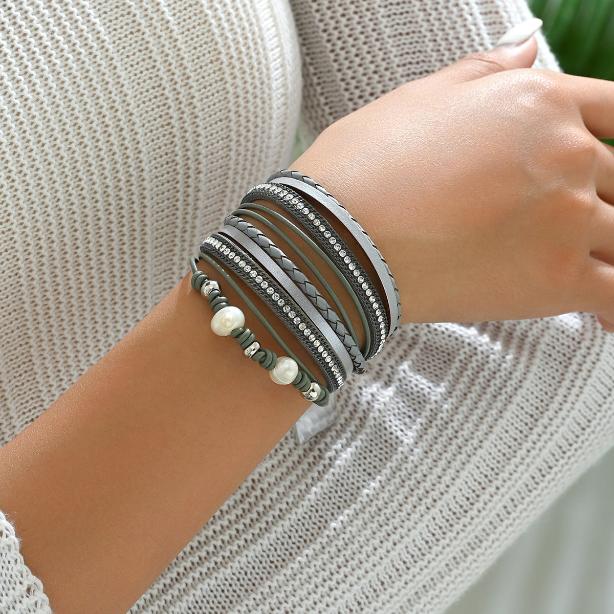 Bracciale geometrico da donna con perle e intarsio di diamanti, braccialetto multistrato alla moda per l'uso quotidiano