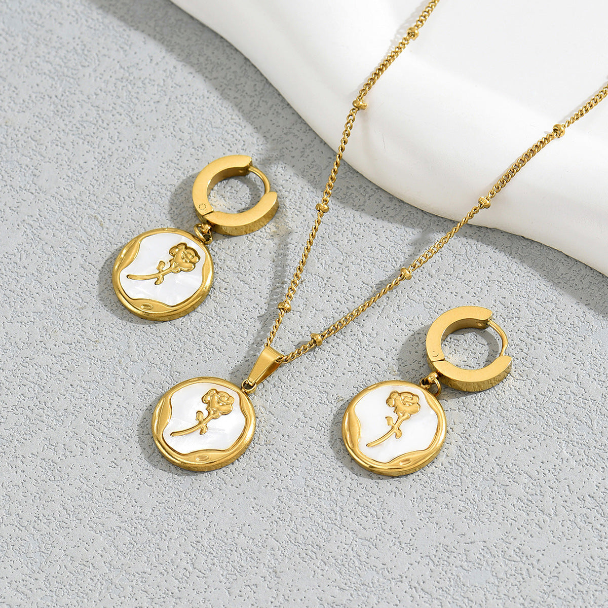 Set di Collana e Orecchini da Donna con Fiore di Rosa, Perla e Madreperla, Base in Rame e Incassatura Micro-Pave