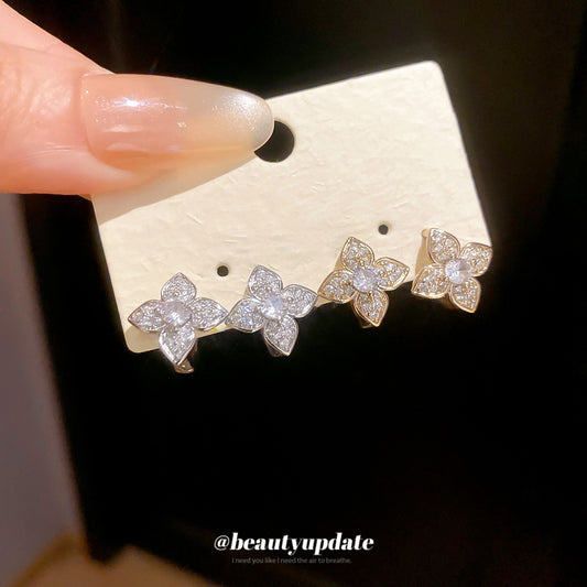 Pendientes Minimalistas de Circonita Floral para Mujer, Ligeros, de Cobre Lujoso con Postes de Acero Inoxidable