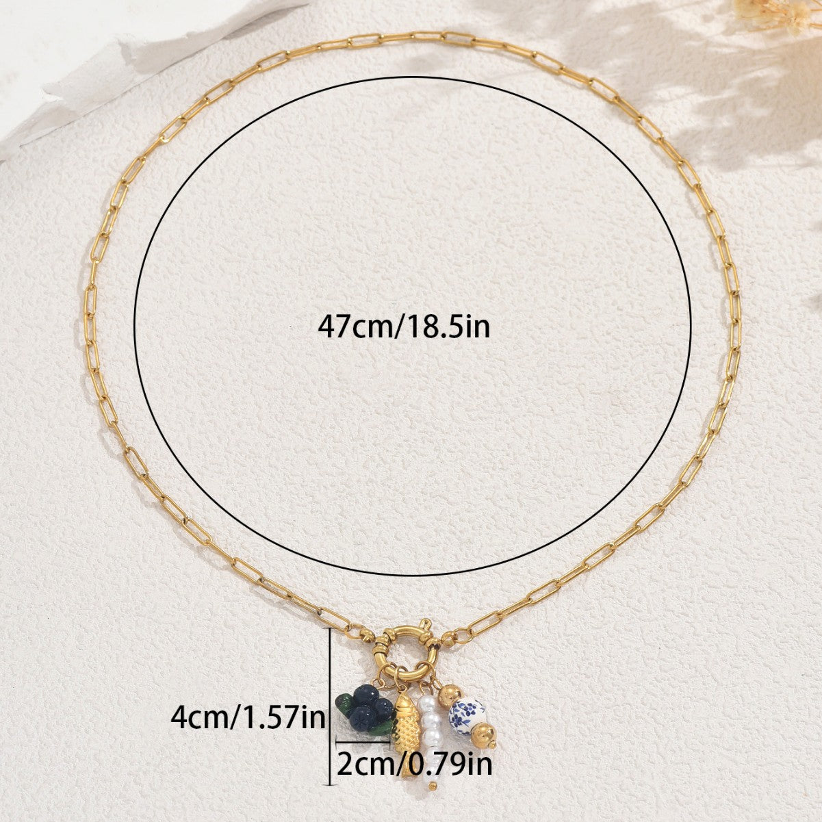 Collana da donna con conchiglia geometrica e intarsi in perle, con ciondolo in rame su catena standard