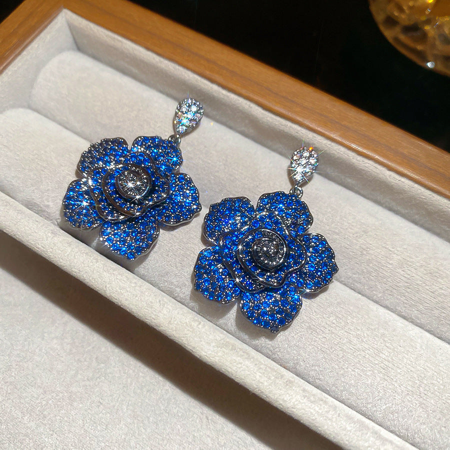 Orecchini da donna di lusso in rame placcato, a forma di fiore, con zirconi intarsiati e perni in argento sterling 925