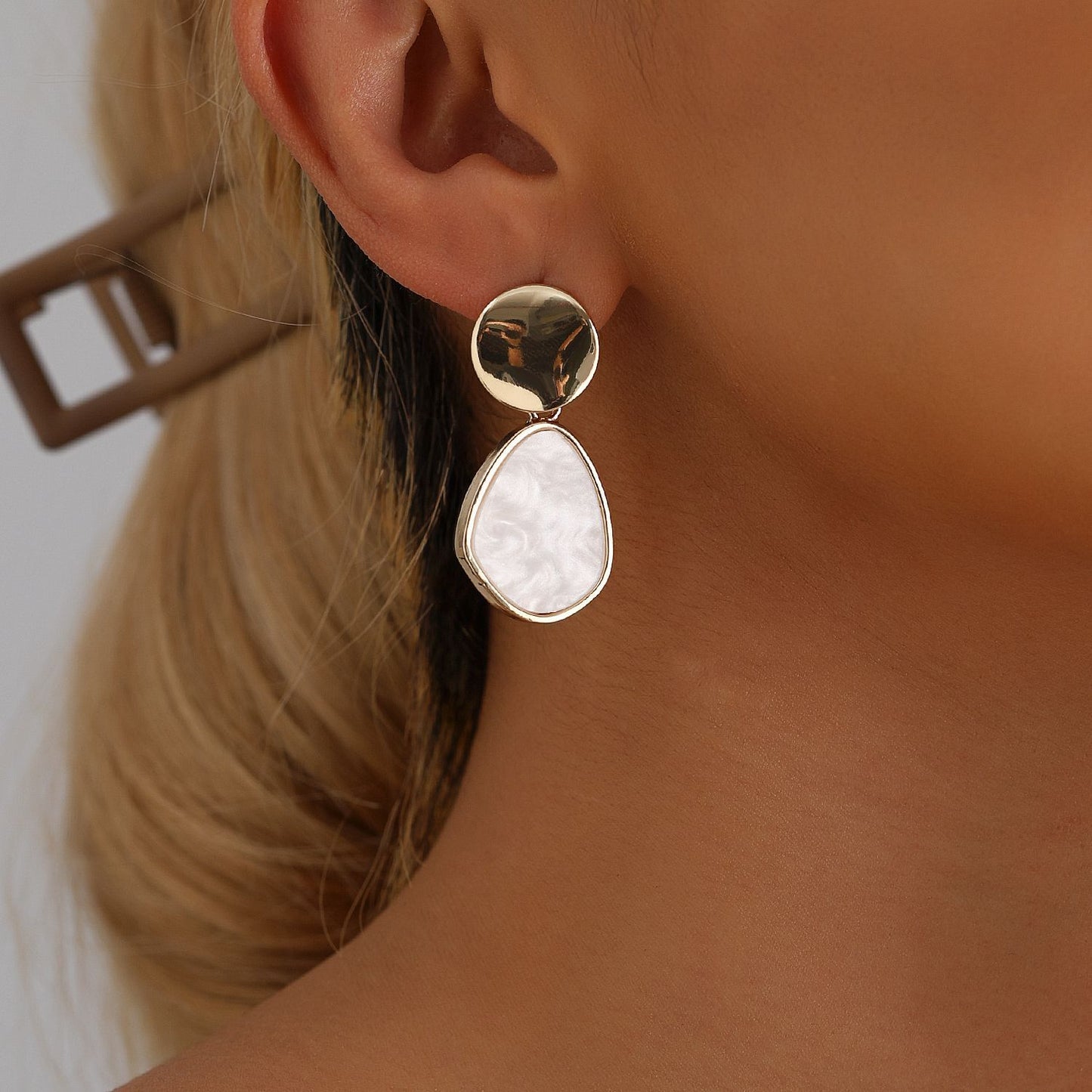 Pendientes de tuerca minimalistas geométricos de aleación de zinc con acabado chapado para mujer