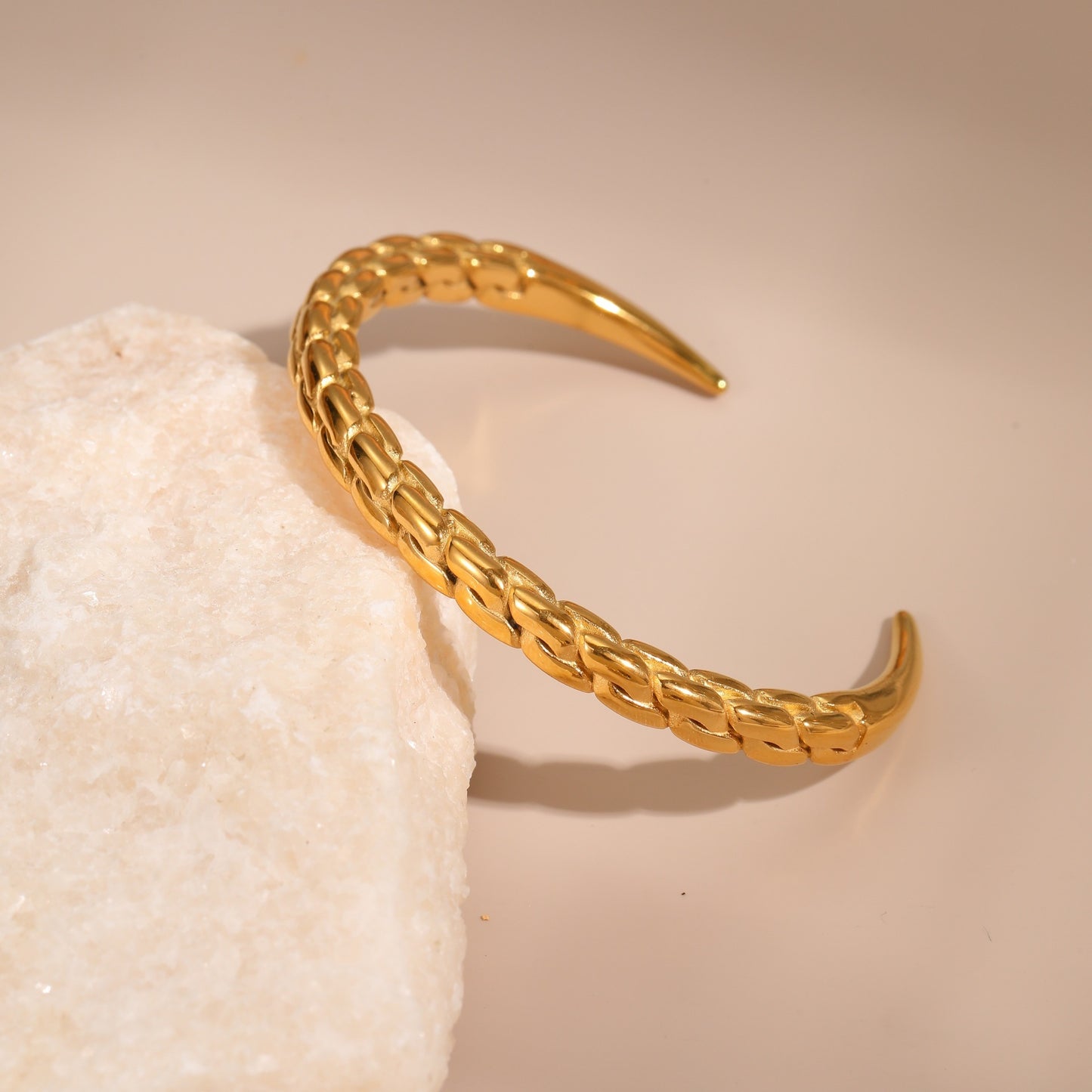 Bracciale da Donna di Tendenza in Acciaio Inox con Rilievo Geometrico Stella e Luna, Placcato Oro 18K, Gioiello Leggero di Lusso