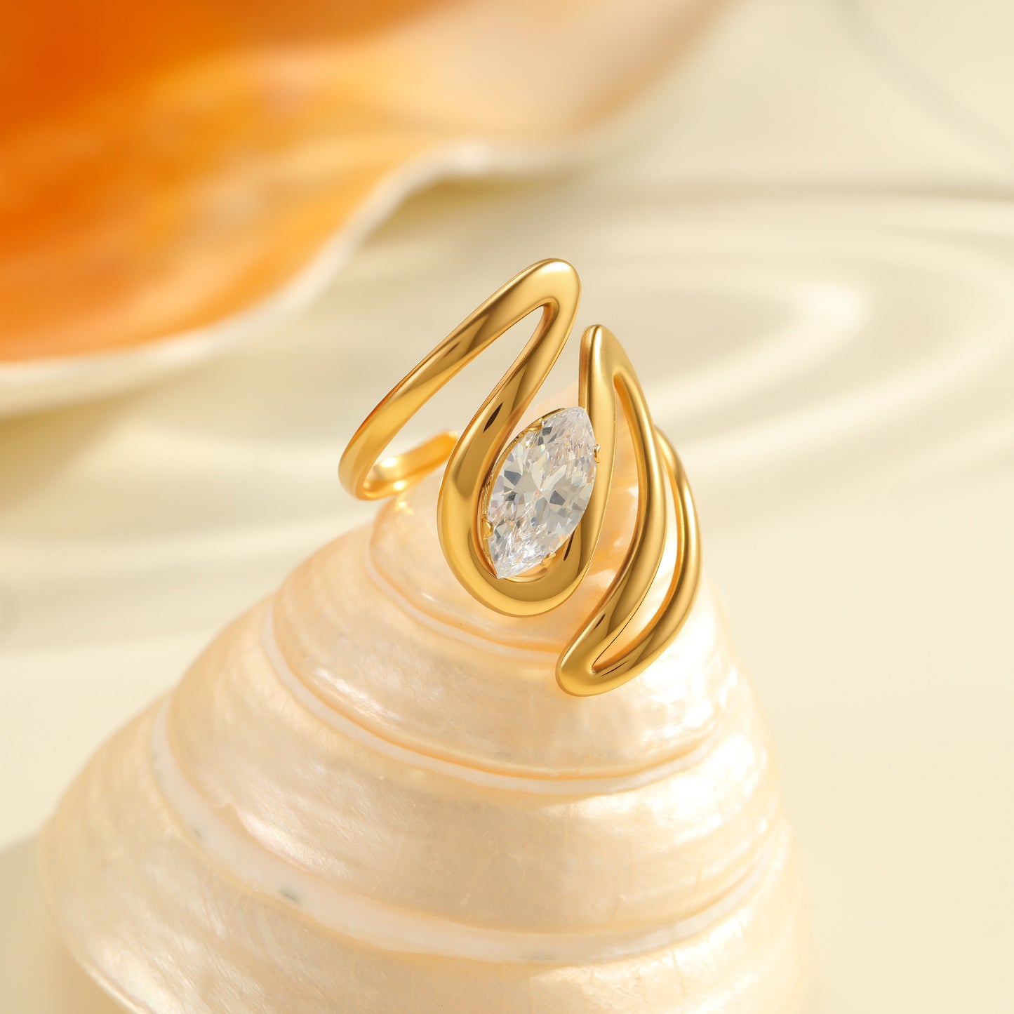 Anillo Minimalista Geométrico de Acero Inoxidable con Baño de Oro de 18K y Detalles de Zirconia para Mujer