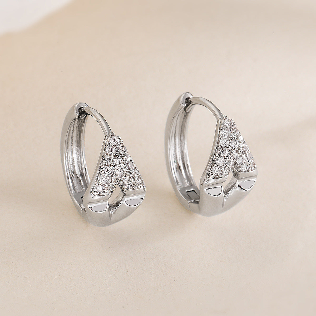 Orecchini a Cerchio Geometrici Minimalisti in Rame per Donna con Accenti in Zirconia Micro-Pave