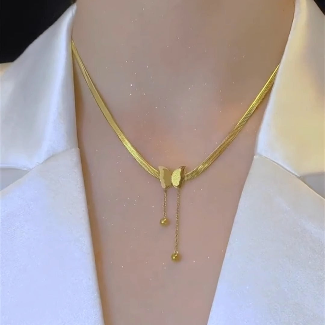 Collar Minimalista con Colgante de Mariposa de Acero de Titanio con Chapado en Oro Rosa y Cadena de Serpiente para Mujer