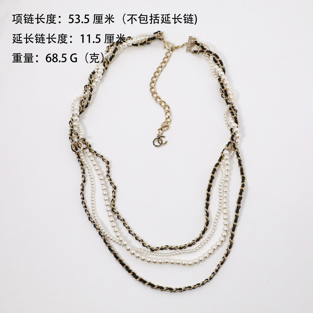 Collar de cadena con cuerda de perlas y letras de lujo elegante para mujer