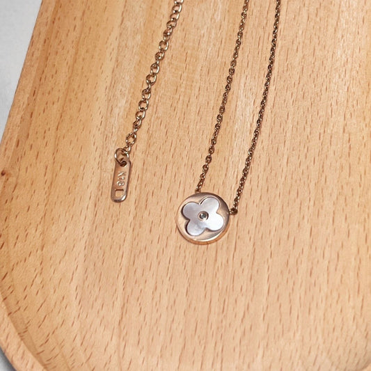 Collar minimalista de acero de titanio con forma de trébol para mujer, con incrustaciones de nácar y acabado chapado