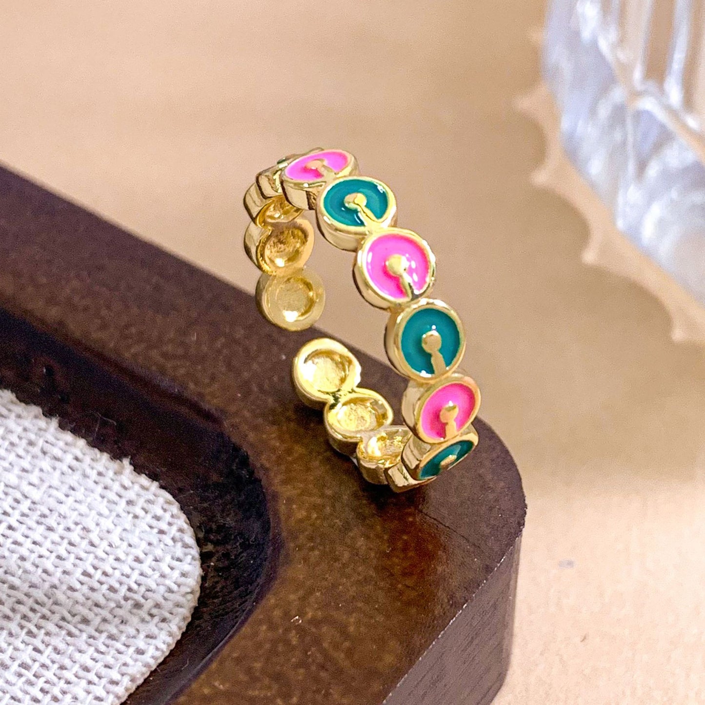 Anello da donna smaltato a pois geometrici, placcato oro, dolce e minimalista