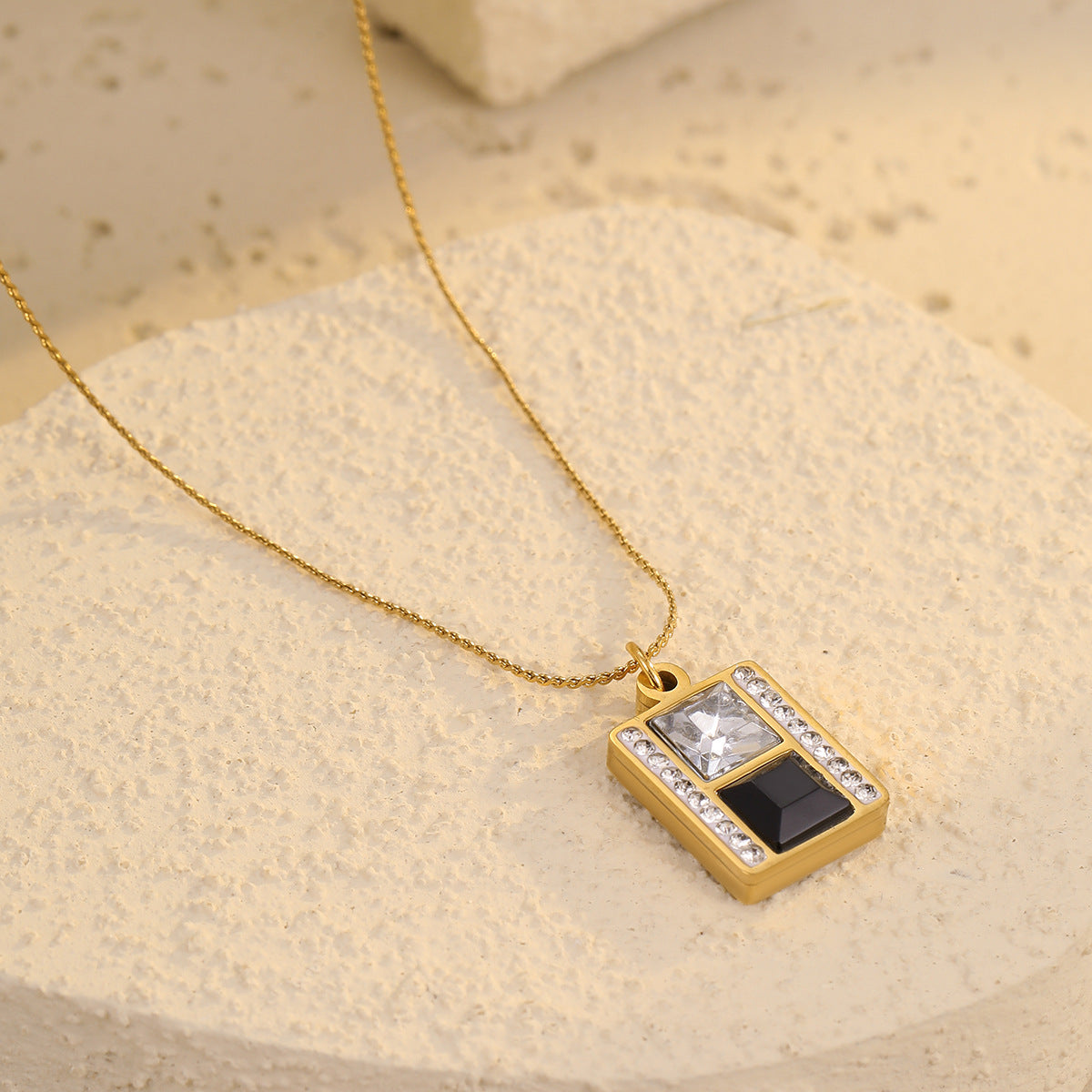 Collana da donna minimalista ed elegante in acciaio inossidabile con pendente rettangolare placcato in oro 18 carati