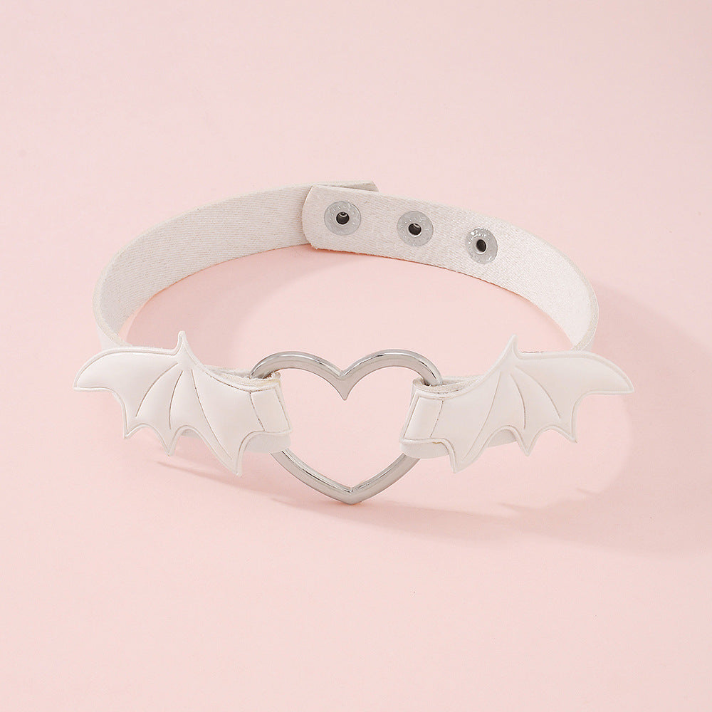 Collana girocollo con pendente a cuore e ali stile Gothic Punk da donna, in lega con rivestimento in PU
