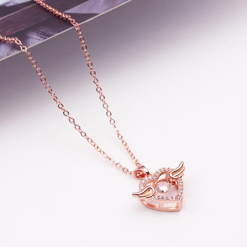 Affascinante Collana con Ciondolo a Cuore d'Angelo da Donna in Acciaio al Titanio con Intarsio di Strass su Catena a O Design Elegante Minimalista