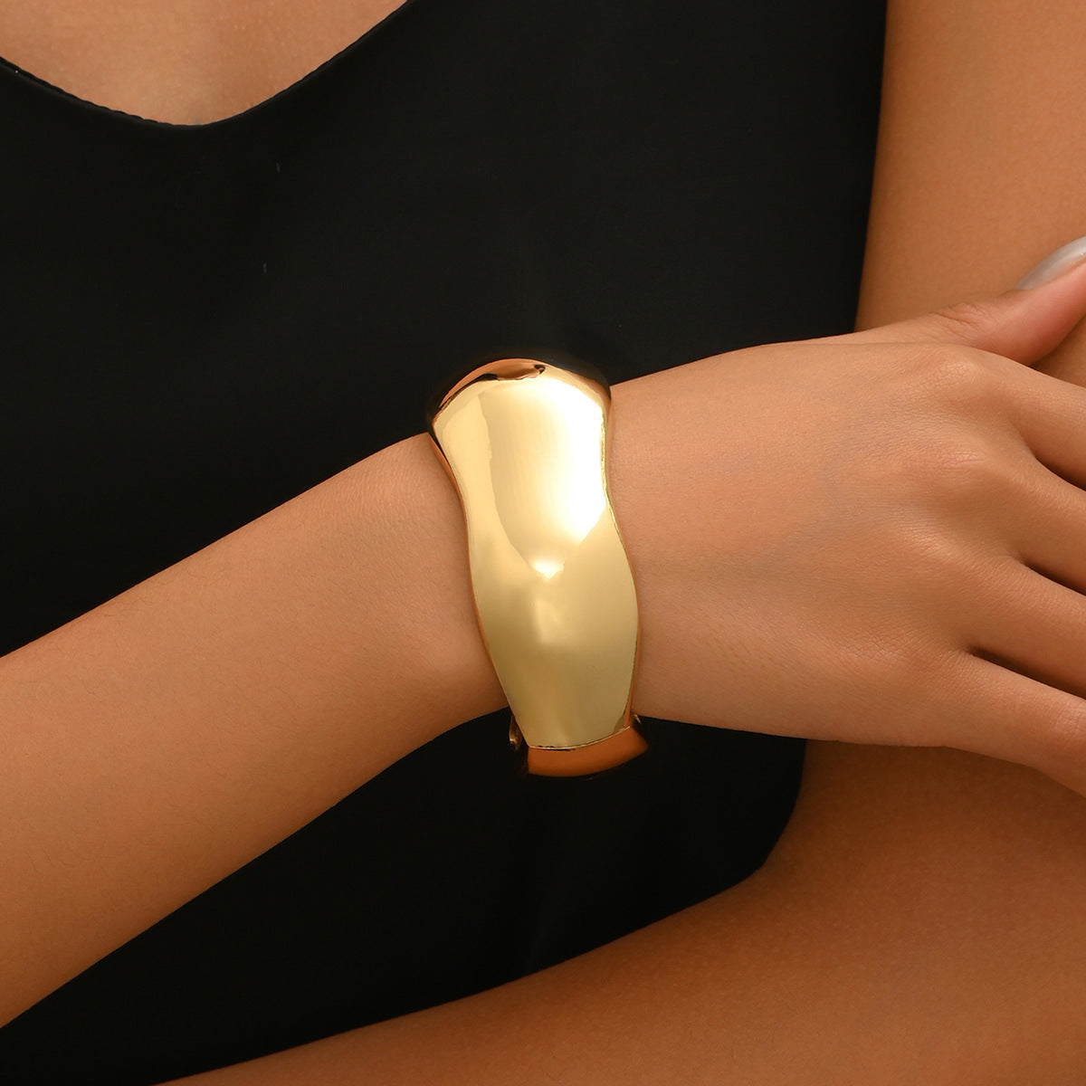 Pulsera rígida torcida minimalista para mujer de aleación de zinc con diseño geométrico y acabado chapado