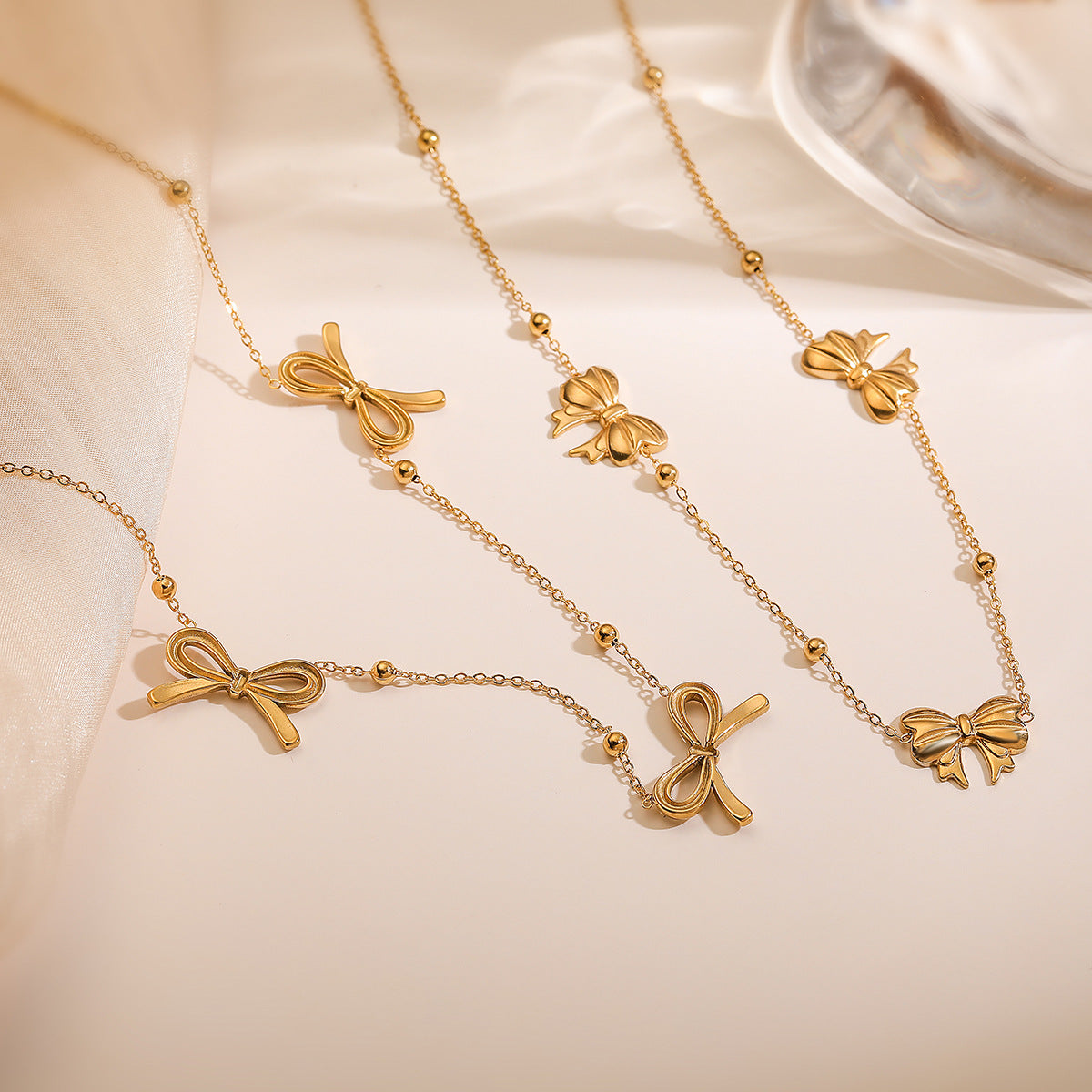 Collana girocollo minimalista da donna alla moda con ciondolo a fiocco dolce in acciaio al titanio con design geometrico