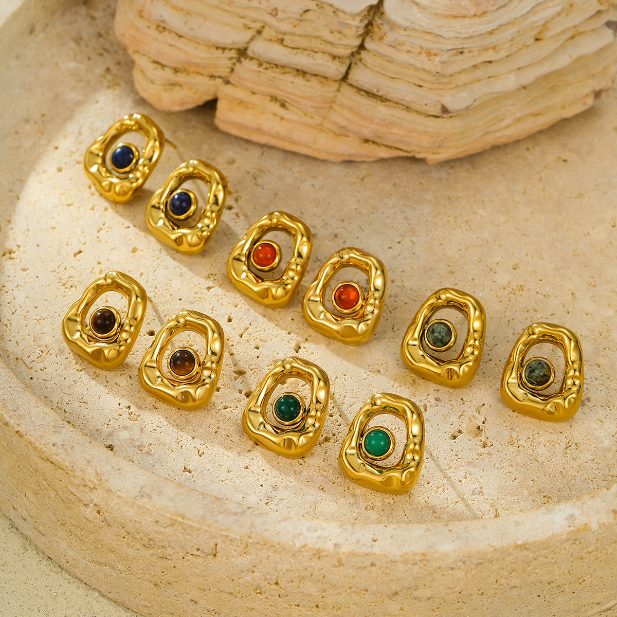 Orecchini a perno geometrici vintage placcati in titanio con intarsio in pietra naturale e finitura galvanica