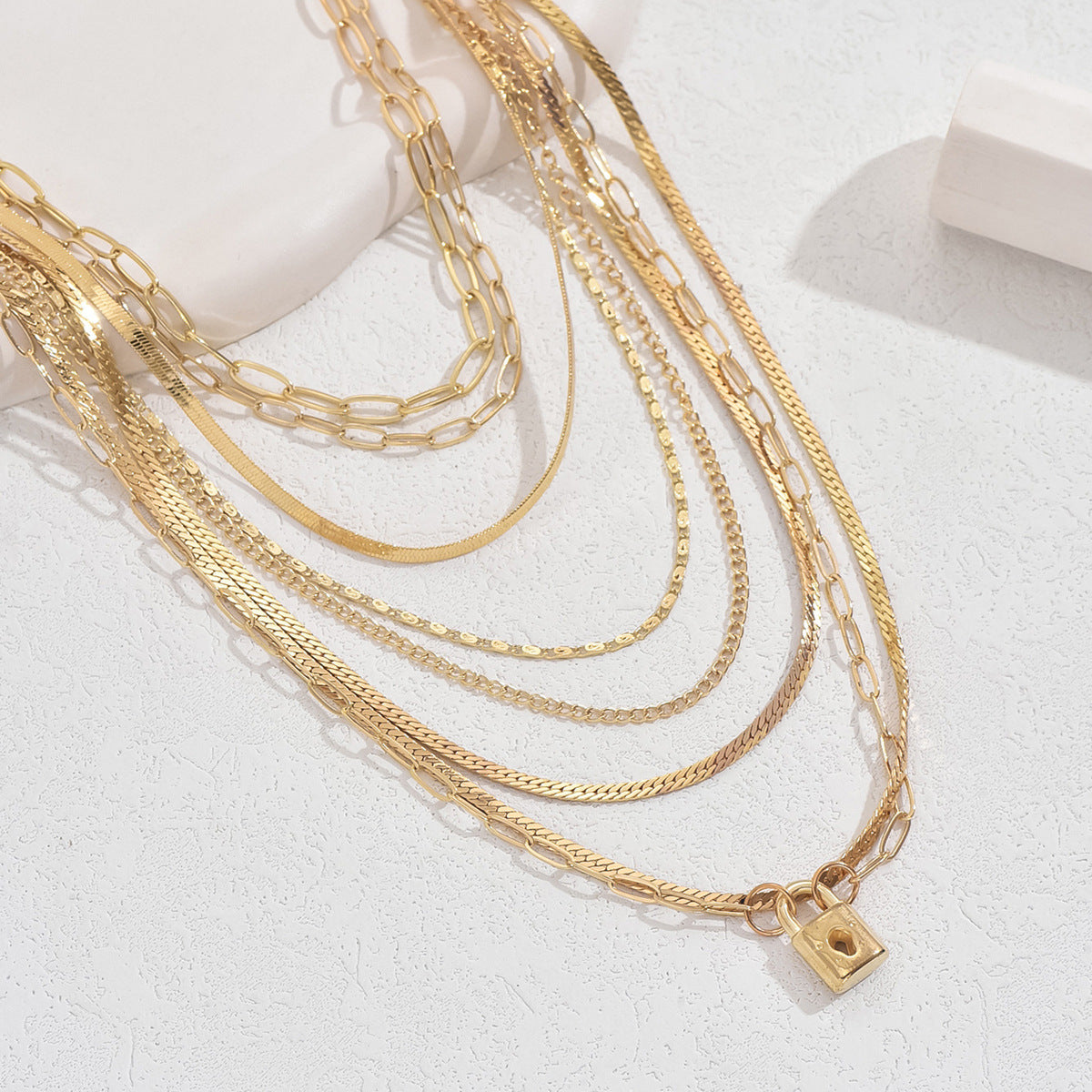Collar Colgante Geométrico en U de Lujo Minimalista para Mujer con Cadena de Aleación de Zinc y Acabado Electrochapado