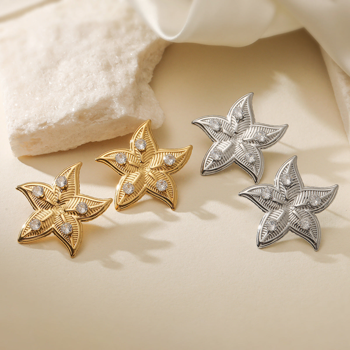 Orecchini a perno da donna a stella in acciaio inossidabile dorato con zirconia in stile geometrico vintage