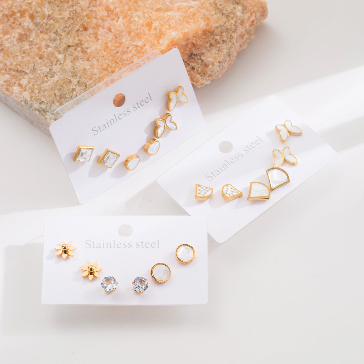 Orecchini minimalisti in acciaio inossidabile a forma di farfalla con intarsi in conchiglia e strass per donna