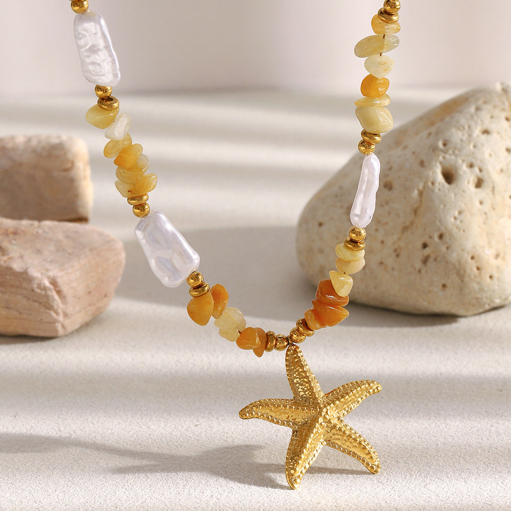 Collana da Donna con Ciondolo Minimalista Lussuoso a Stella Marina in Acciaio Inossidabile con Placcatura in Oro 18K e Intarsio in Pietra Naturale Arancione Frantumata