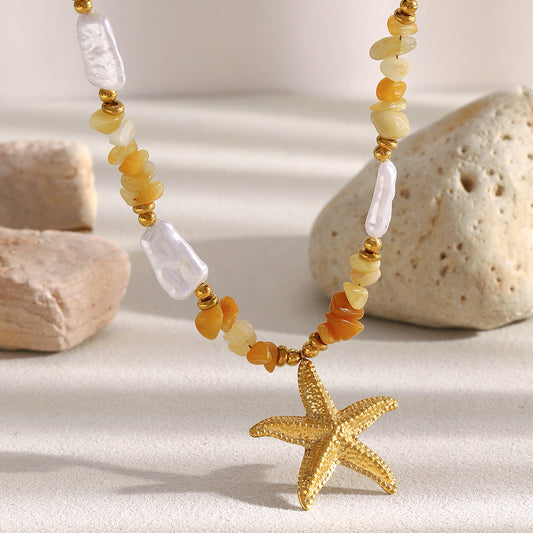Collana da Donna con Ciondolo Minimalista Lussuoso a Stella Marina in Acciaio Inossidabile con Placcatura in Oro 18K e Intarsio in Pietra Naturale Arancione Frantumata