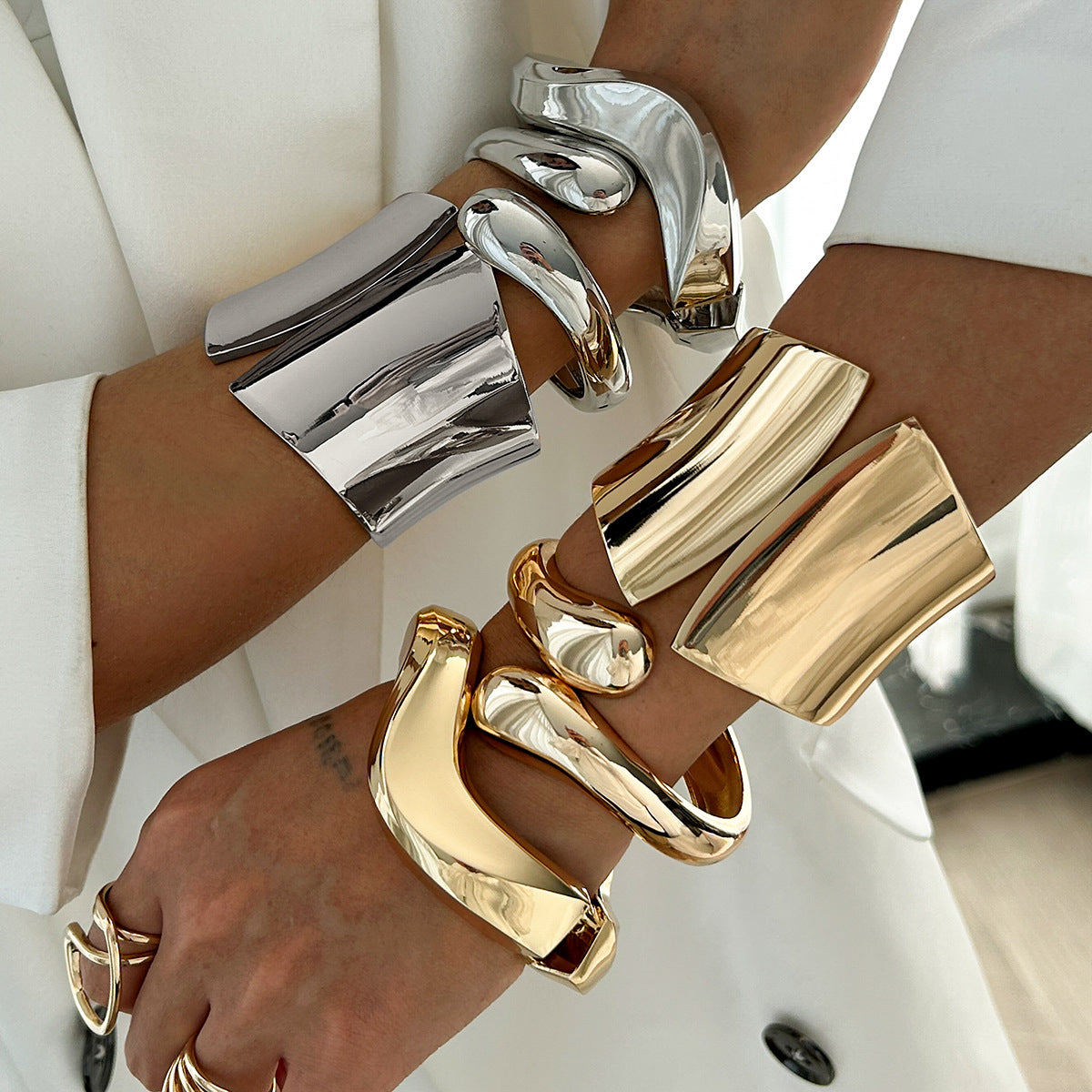 Bracciale rigido da donna in lega vintage ondulata irregolare con finitura placcata