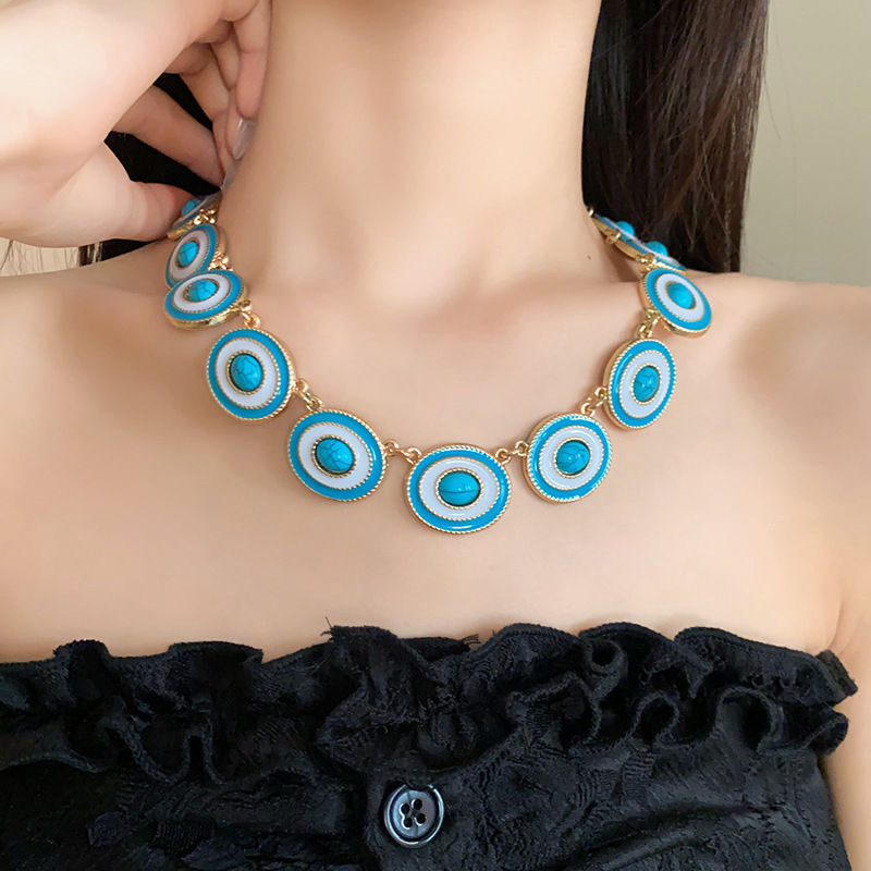 Set di bracciale con perline triangolari e collana a clavicola da donna in stile vintage, gioielli placcati in lega con design geometrico