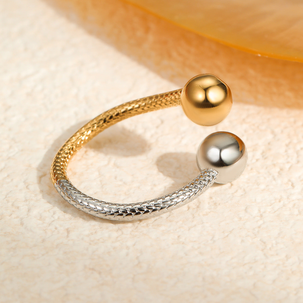 Anello aperto da donna minimalista geometrico regolabile impilabile a tre sfere in acciaio al titanio con finitura placcata